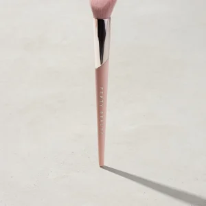 Cheek-Hugging Highlight Brush 120
