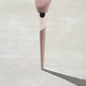 Cheek-Hugging Bronzer Brush 190
